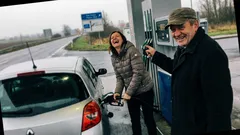 Životní historka: Když mi táta vtipem o benzínu nechtěně změnil vztah k autům