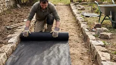 Jak zabránit růstu plevele v chodnících: levný materiál, který nepropouští světlo