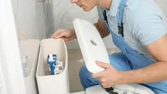 Nekonečné splachování a hučení v nádržce toalety – příčiny a řešení.