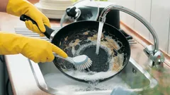 Jedlá soda nebo chemické prostředky? Jaké metody čištění pánví jsou nejúčinnější?