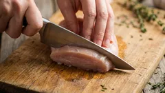 Maso se na pánvi smršťuje a často je suché a tuhé? Vím, jak zachovat šťavnatost a křehkost.