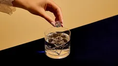 Jak vrátit lesk rodinným šperkům: čištění zlata a stříbra v domácích podmínkách