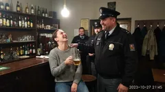 Historka: Jeden blbej vtip v brněnským baru a tři policajti za mými zády