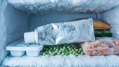 Úplný pořádek: stačí dát tubu zubní pasty do mrazáku. Výsledek se vám určitě bude líbit!